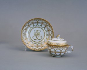 Csésze és csészealj II. Katalin monogramjával Birodalmi Porcelángyár, 1770-1780-as évek