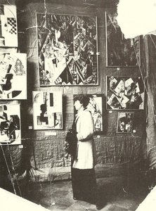 Alexandra Ekster Udaltsova festményei előtt a moszkvai The Store kiállításon. alkotó: Russian Photographer