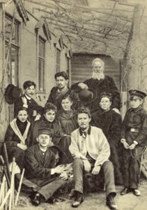 Anton Csehov rokonaival és barátaival háza udvarán a Sadovaya-Kudrinskaya utcában, Moszkva, 1890 tavasza (f/w fotó) alkotó: Russian Photographer