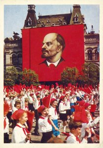 Május elsejei felvonulás a Vörös téren, Moszkvában alkotó: Russian Photographer