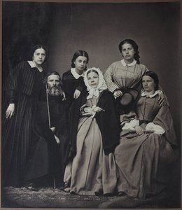 A szerző és lexikográfus, Vladimir Dahl (Dal) (1801-1872) portréja családjával (felesége, Ekaterina Lvovna Sokolova (1819-1872) és lányai), Anonymous. Albumin Photo alkotó: Russian Photographer