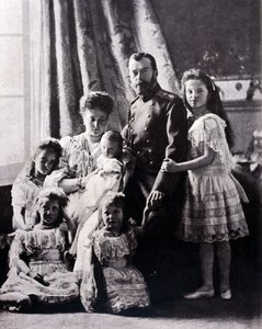 Miklós cár (1868-1918) családja. Balról jobbra: Tatiana nagyhercegnő, született 1897. június 11-én; Mária nagyhercegnő, született 1899. június 27-én; Alexis nagyhercegnő, született 1904. augusztus 12-én; Lenyűgözni Alexandra Fedorovna; II. Miklós cár; Olga alkotó: Russian Photographer
