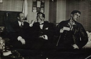 Vlagyimir Majakovszkij (jobbra) David Burljukkal (középen) és Andrej Semsurin, 1914, Moszkva alkotó: Russian Photographer