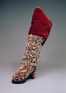 Ladys csizma, 1650-1700 (bőr és bársony gyöngyökkel) alkotó: Russian School