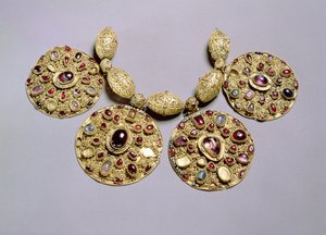 Medálok Barmy gallérból, filigrán és granulált díszítéssel, Rayazan, 12. század (arany készlet ékszerekkel és gyöngyökkel) alkotó: Russian School