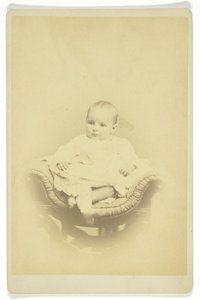 Névtelen ülő csecsemő portréja, 18501899. alkotó: S. A. Thomas