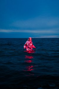 Piros öltöny, kék tenger alkotó: Samantha Hearn