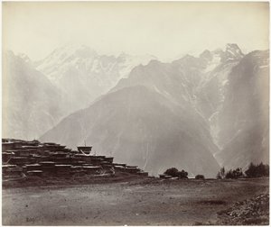 Kilátás Chinire a Himalájával a háttérben Panorámás kilátás a Chiniben (eredeti cím) alkotó: Samuel Bourne (attributed to)