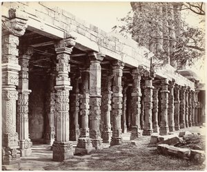 Az oszlopsor a Qutb Minar díszletével Delhiben Hindoo Pillars oszlopsora, a Kútubban, East Side (eredeti cím az objektumon)