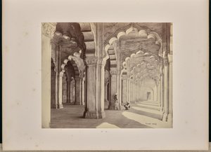 Agra; a Moti Masjid belseje márvány szaracén ívekkel és oszlopokkal alkotó: Samuel Bourne