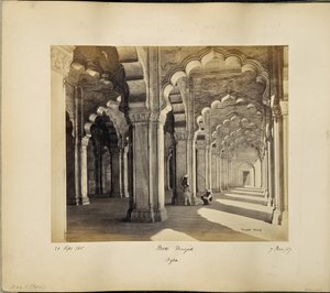Agra; a Motee Musjid belseje, márvány szaracén ívekkel és oszlopokkal alkotó: Samuel Bourne