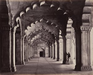 Agra. A Moti Masjid, a Gyöngymecset. A teljes mellékhajó látképe alkotó: Samuel Bourne