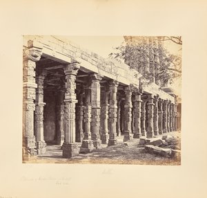 Delhi; Hindu oszlopok oszlopsorozata a Kutub Minárnál, keleti oldal alkotó: Samuel Bourne