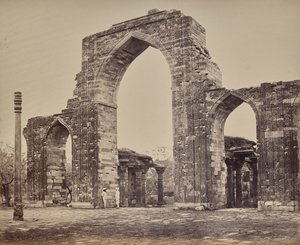 Delhi. Nagy boltív és vasoszlop a Qutub Minár közelében, az óváros romjai alkotó: Samuel Bourne