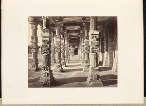 Delhi; A Kutub Minar, a keleti oszlopcsarnok belső nézete alkotó: Samuel Bourne