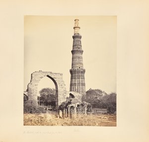 Delhi; A Kutub Minar, a nagy boltívvel, nyugatról alkotó: Samuel Bourne