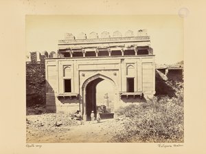 Futtypore Sikri; Az Elefánt-torony, az Elefántkapun keresztül nézve alkotó: Samuel Bourne