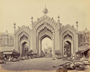 Lucknow; a Hooseinabad bazár kapuja alkotó: Samuel Bourne