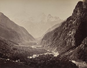 A felső Himalája. Kilátás a Fallaldasa-völgyre a távolban látható Srikanta-csúcsokkal alkotó: Samuel Bourne