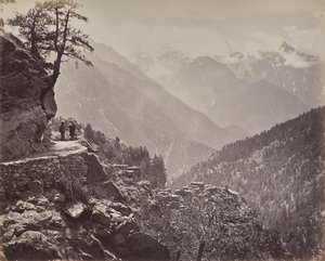 A felső Himalája. Kilátás az India és Kína közötti új útra. A Pangi-hegy Kína hófödte csúcsaival a távolban alkotó: Samuel Bourne