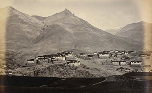 Kibber falu, Spiti, Chikkim a távolban alkotó: Samuel Bourne