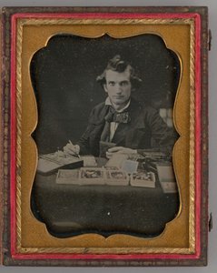 Névtelen portré ülő férfiról, aki dagerrotípiát és ecsetet tart, 1865. alkotó: Samuel J. Miller