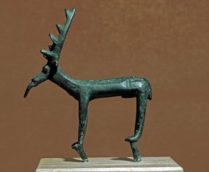 Nuragikus kultúra (nuraghi) Szardíniai: Iglesias szarvas bronz szobra. Kr.e. 8-7. Cagliari, Nemzeti Régészeti Múzeum, Szardínia, Olaszország alkotó: Sardinia Nuragic Civilization