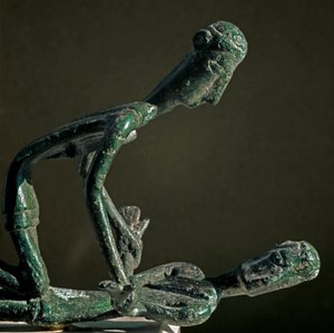 Nuragikus kultúra (nuraghi) Szardíniai: bronzbirkózók faragott csoportja. Az Arcosu-hegyről. Kr.e. 8-7. Cagliari, Nemzeti Régészeti Múzeum, Szardínia, Olaszország alkotó: Sardinia Nuragic Civilization