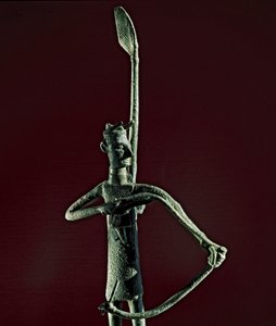 Nuragikus kultúra (nuraghi) Szardíniai: bronz íjat húzó harcos szobra. Kr.e. 8-7. Cagliari, Nemzeti Régészeti Múzeum, Szardínia, Olaszország alkotó: Sardinia Nuragic Civilization