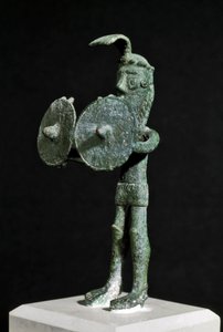 Nuragikus kultúra (nuraghi) Szardíniai: egy démoni lényt ábrázoló szobor, amely kettős bronzpajzsgal van felfegyverkezve. Kr.e. 8-7. Cagliari, Nemzeti Régészeti Múzeum, Szardínia, Olaszország