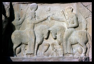 Dombormű, amely I. Ardashir király (kb. 210-241), az ókori perzsa szászáni birodalom megalapítójának beiktatását ábrázolja (mészkő) alkotó: Sasanian