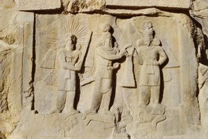 II. Ardashir (379-83) beiktatásának és győzelmének domborműve 379-83 körül