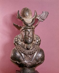 Egy szászánida király mellszobra bronzból, királyi ruhát visel, frizurájában a földgömböt holdkifli támasztja alá. 6-7. század. E. Borowski Gyűjtemény