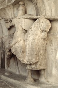 Khosrow Parviz faragása Shabdiz lován egy nehéz páncélos lovag felszerelésével, i.sz. 620 körül