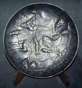 II. Ardashir királyt (379-86) ábrázoló edény Sáriból, Mazandaran, Kr. e. AD 380 (kergetett és bekarcolt ezüst)