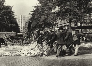 Berlin: Strassenfeger am Wittenberg-Platz; Utcaseprők a Wittenberg Platzon (f/w fotó) alkotó: Sasha Stone