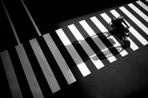 Motorkerékpár a zebrán alkotó: Satoshi Hata
