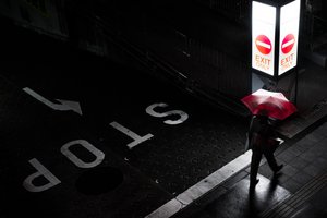 Vörös esernyős éjszakai séta alkotó: Satoshi Hata