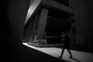 Városi út a fényben alkotó: Satoshi Hata