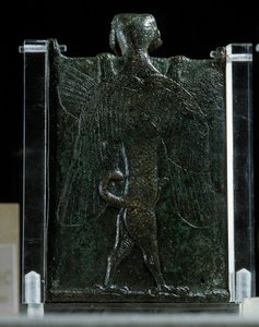 Keleti művészet, Asszíria (Mezopotámia): ördögűzést ábrázoló füzet (bronz, hát), Ókor. Párizs, Musee du Louvre