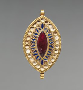 Mandula alakú medál, 400-600 (arany, lapis lazuli, gránát és üveg)