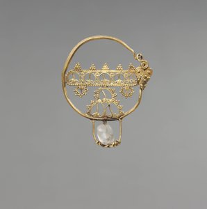 Fülbevaló áttört, kora bizánci, 600-800 (arany hegyikristály gyöngyös)