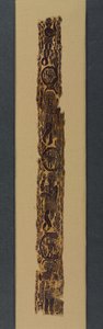 Dísz vállpánt tunikából, 600-650 (gobelin szövés, kiegészítő vetülékburkolással, festetlen lenvászon és festett gyapjú)