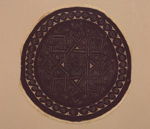 Kerek a függönyből, 300-as évek (sima szövésű, gobelinszövéssel és kiegészítő vetülékburkolással, festetlen lenvászon és festett gyapjú)