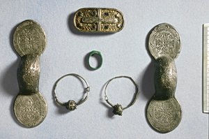 Ékszerek Camonból, Amiens-ből, Somme-ból, Karoling-korszakból, 7-10. század (ezüst, aranyozott bronz)