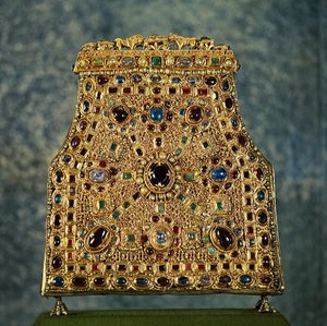 Keresztelő Szent János ereklyetartója János fogai, amelyeket Theodelinde bajor lombard királynő († 627) adományozott a monzai katedrálisnak. 9. századi tárgy. Karoling művészet. Monza, Museo e Tesoro del Duomo (katedrális múzeum és kincstár).