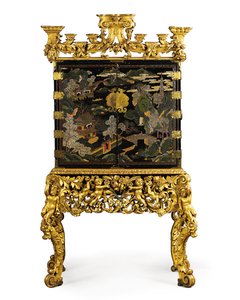 Kínai exportszekrény William és Mary állványon, 17. század vége (bekarcolt lakk, sárgaréz és fa) (lásd még: 433444) alkotó: School Chinese