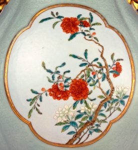 Részlet egy finom és nagyon ritka famille rózsa szeladon őrölt vázáról, aranyozott körvonalú Prunus and Roses zománccal alkotó: School Chinese