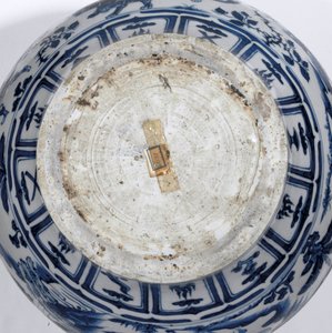 Egy kivételesen ritka és fontos kék-fehér tégely, a Guan Yuan-dinasztia részlete, a 14. század közepe (kerámia) (lásd még: 469089-469093) alkotó: School Chinese