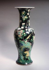 Nagy Famille Noire Yen Yen váza, Kangxi időszak (1662-1722) (porcelán) (lásd: 272192) alkotó: School Chinese